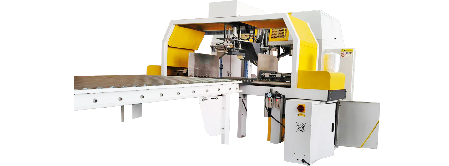 自動打包機-透過滾輪將糊盒好的紙箱運至打包機中，自動將紙箱排列整齊，並開始自動打包，僅需一秒便可完成，提升工作效率